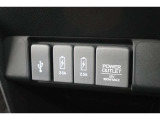 USBオーディオ用ソケットがついていますので携帯電話などを接続すれば音楽等の再生が可能です!充電用ソケットもございます!