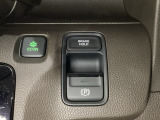 セレクトレバーの右に電子制御パーキングブレーキがあります。スイッチひとつで、停車した地点の傾斜などをシステムが検知・判断してブレーキ力を自動的に最適制御し、しっかり停車できるパーキングシステムです。
