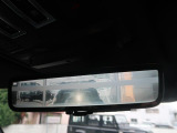 【クリアサイトインテリアリアビューミラー】は車体に装備したカメラによって、後方の映像がミラーに映し出されます。ミラーユニット下部のスイッチで簡単にモード切替も可能です。