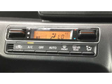 プッシュボタンで切り替え可能なオートエアコンを装備しています