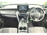 スタイリッシュなデザインのインパネ。各操作スイッチは使いやすい位置に配置されてます。