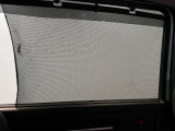 【ロールサンシェード】日差しを遮りつつ、プライバシーも守れる優れもの。窓枠一体型なら見た目もスマートで、出し入れの手間もゼロ。暑い日の移動をグッと楽にしてくれます。
