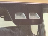 走行中に前方の車両と歩行者を認識し、衝突の危険性があると判断した場合にドライバーへ注意喚起。さらに危険性が高まった場合には緊急ブレーキで減速、衝突の回避や、衝突時の被害軽減に寄与します。