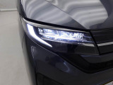【フルLEDヘッドランプ】 白く明るい光で夜間走行の安心感を高めます。乗車人数や荷物の量に応じて、照射軸の上下方向を自動調節するオートレベリング機能付です。