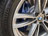 Mスポーツ・ブレーキ! Mのロゴがあしらわれたブルー色のMスポーツ・ブレーキはダイナミックなパフォーマンスに相応しい、優れた制動力を発揮します。