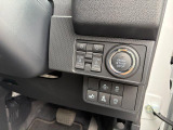 ボタンでエンジン始動が可能な、プッシュスタート機能搭載!もしもの時の、盗難警報装置イモビライザーも同時に装備されております! キーレスのボタン、もしくは、ドアハンドルのスイッチセンサーで開閉可能です!