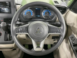 インテリアに合わせたデザインのステアリングは、運転される方のことも考え、運転しやすい形状、大きさです。是非一度、実際に触ってお確かめください。