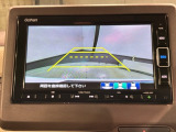 リバースギアに入れるだけで後方の表示へ切り替わります。夜間や雨の日の駐車も楽になりますよ。