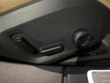 【メモリー機能付きパワーシート】ドライバーごとに設定したシート位置を記憶して、ボタン一つで切り替えできる便利な機能!運転する方が複数名いらっしゃるご家庭におすすめです。