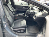 パワーシートは、運転席の座面を上下させて、体格に合わせて微調整ができる機能です。視界の確保やペダルの操作性、疲れにくさの向上に役に立ちます。