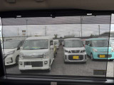 日差しの強い時には、プライバシーガラスに加え、ロールサンシェイドが、あなたを守ります。