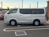 当店は照明・屋根付きスペースございますので雨天時も安心して現車確認が可能です。