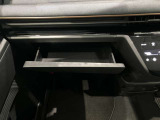 助手席側に引き出しあります☆小物の収納に便利に使えます♪