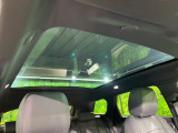 パノラミックガラスルーフは車の屋根に設けられた開閉可能なガラス窓です。車内に光を採り入れて開放感を高め、換気も効率的に行えます。