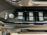 電動格納式リモコンドアミラーと、パワーウィンドウスイッチ等は運転席ドアにあります。