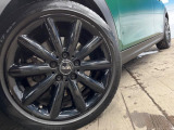 ●純正17インチアルミホイール:輸入車ならではの卓越した走りを支えるホイールと足回りです!日本車の走りに慣れている方にもぜひ体感して頂きたいほど、高いレベルでまとまっています!