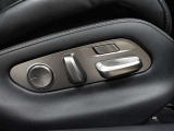 運転席はパワーシートなのでお好みのドライビングポジションに調整可能です♪