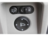 サイドミラーの調整ボタンで運転席に座ったまま、ミラー位置の調整が可能です。