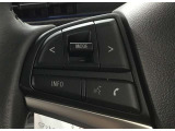 運転中目線を変えずにオーディオの操作ができるステアリングスイッチです