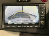リバースギアに入れるだけで後方の表示へ切り替わります。夜間や雨の日の駐車も楽になりますよ。
