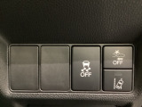 Hondaセンシング用の、VSA(ABS+TCS+横滑り抑制)解除と路外逸脱抑制機能のオンオフスイッチなどはハンドルの右側に装備しています。