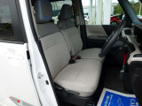 外見からは想像もつかないほど広い車内空間です。ゆったりと座れます。運転席にはシートリフターが付いていますので座高にあわせてドライビングポジションが決められます。