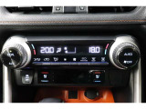 運転席と助手席、それぞれ温度調節ができ、オールシーズン快適なオートエアコンとなっております!