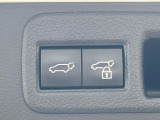 【パワーバックドア】スマートキーや運転席のボタンを押すだけでリアゲートが自動で開閉します!荷物を持っている時や、高い位置にあるバックドアを閉める際に便利な機能です♪