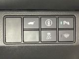 ハンドルの右側にHondaセンシング用のメインスイッチとパワーテールゲートスイッチがついています。パワーテールゲートスイッチは車内からでもテールゲートの開け閉めを電動でできます。