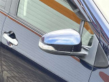 対向車や歩行者が認識しやすいサイドターンランプ付カラードドアミラー