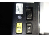 車の後ろの車高を上げ下げするスイッチ(左側)と車椅子を固定するワイヤーのスイッチ(右側)です!
