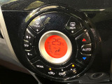 【オートエアコン】一度お好みの温度に設定すれば、車内の温度を検知し風量や温度を自動で調整。暑い&hellip;寒い&hellip;と何度もスイッチ操作をする必要はありません。快適な車内空間には必須の機能ですね♪