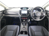 視界の良さが魅力の運転しやすいコックピットです。シンプルで操作性に優れたインパネデザインと、SUBARUならではの安全性能にこだわった視界設計が活かされています。