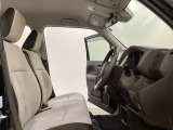 座面も厚みがあり背もたれも高く、広い足元にゆったり座れるシートです。運転席と助手席の間が空いている為、助手席側への移動がスムーズです。交通量の多い道でも助手席側から乗り降りができます。