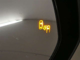 隣車線を走る車両をレーダーで検知し、ドアミラーでは確認しにくい後側方エリアに存在する車両に加え、急接近してくる車両も検知します。車両を検知するとドアミラーに搭載されたLEDインジケーターが点灯します。
