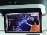 後席用には、12.8インチの大型ルーフモニター装備。