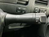 【オートライト】車のセンサーが周囲の明るさを感知し、自動でヘッドライトを点灯・消灯する機能です。この機能は夕暮れ時の交通事故が多い時間帯の安全性を高めてくれます。