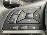 ハンドルから手を離さずにオーディオの操作ができるステアリングスイッチ付
