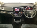 車内は光触媒抗菌消臭施工済です。インパネ周りはスタイリッシュなデザインで機能や装備も充実しています。グローブボックスやカップホルダーのほかにトレーなどたくさんの収納スペースが付いています。