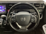 ハンドルにHondaセンシング系のクルーズコントロールやレーンキープアシストなどのスイッチと、オーディオの操作スイッチが装備されています。ハンドルから手を離さず安全に操作できます。