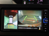 パノラミックビューモニター付きです。車両を上から見たような映像をモニター画面に表示。運転席からの目視では見にくい、車両周辺の状況をリアルタイムでしっかり確認できます。