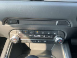 【エアコン/シートヒーター】オート式エアコンは操作性もバッチリ!運転席助手席にはシートヒーターが、座面と背もたれをすばやく温め、寒い時期にも快適な運転環境を提供します。
