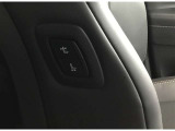 助手席のシート操作を運転席からでもできるボタンを装備しています