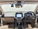 見通しのよいすっきりとした視界で、運転しやすいインテリア。木目調パネルも施され高級感も演出されています。