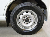 タイヤサイズは145/80R12になります。小社と直接契約の場合に限り新品ノーマルタイヤを装着してお渡しさせていただきます。