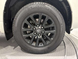 ブラックエディション特別装備のマットブラック塗装の18インチアルミホイール。タイヤサイズは265/60R18です。