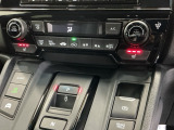 運転席/助手席シートヒーターで寒い日もすぐに温かくなり快適に過ごせます。3段階の温度調整が可能です
