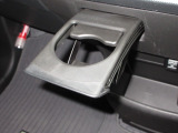 運転席と助手席の間には引き出し式のドリンクホルダーがあります。取りやすい位置にありますからドライブも楽しくなりますね!