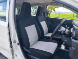 運転席のシートはホールド性に優れ疲れませんよ!