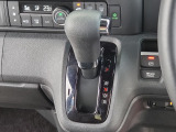 運転席より操作性の良いシフトレバー